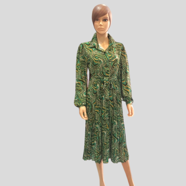 Vestido verde de falda plisada y cuello camisero, con patrón estampado